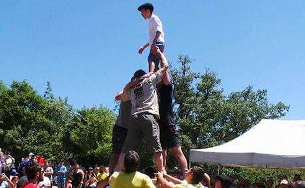 El 'castillo' es tradicional en la romería de la Trinidad. 