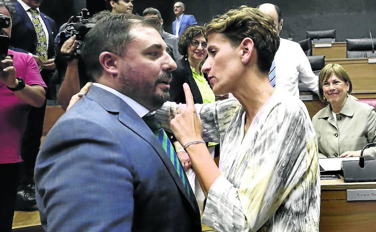 La socialista María Chivite conversa con el jeltzale Unai Hualde, elegido ayer nuevo presidente del Parlamento de Navarra. 