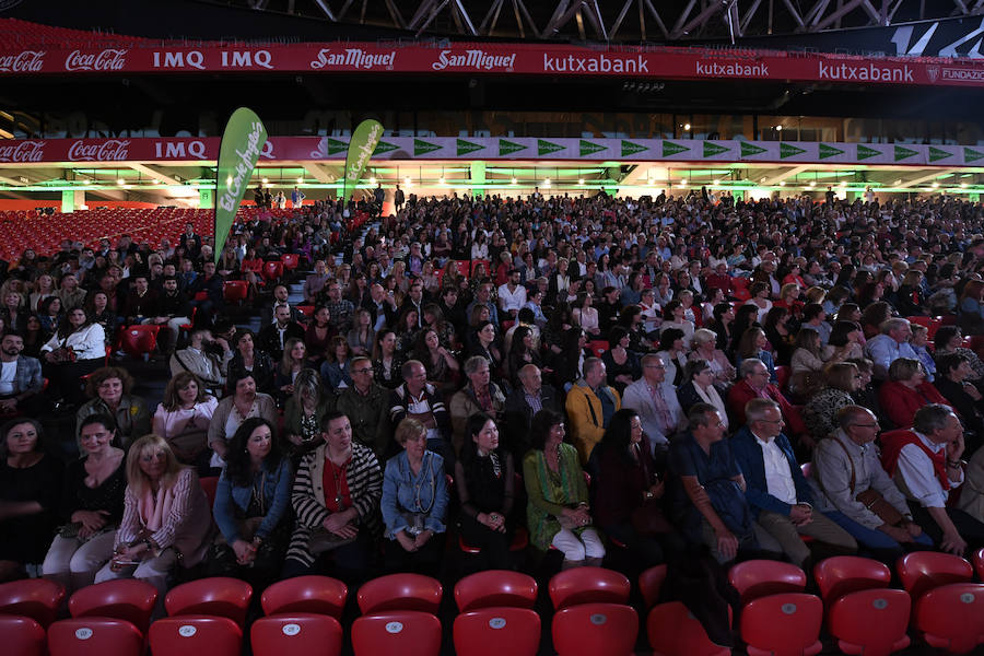 Fiesta y concierto en la grada norte de San Mamés para 1.600 empleados y jubilados de la empresa.