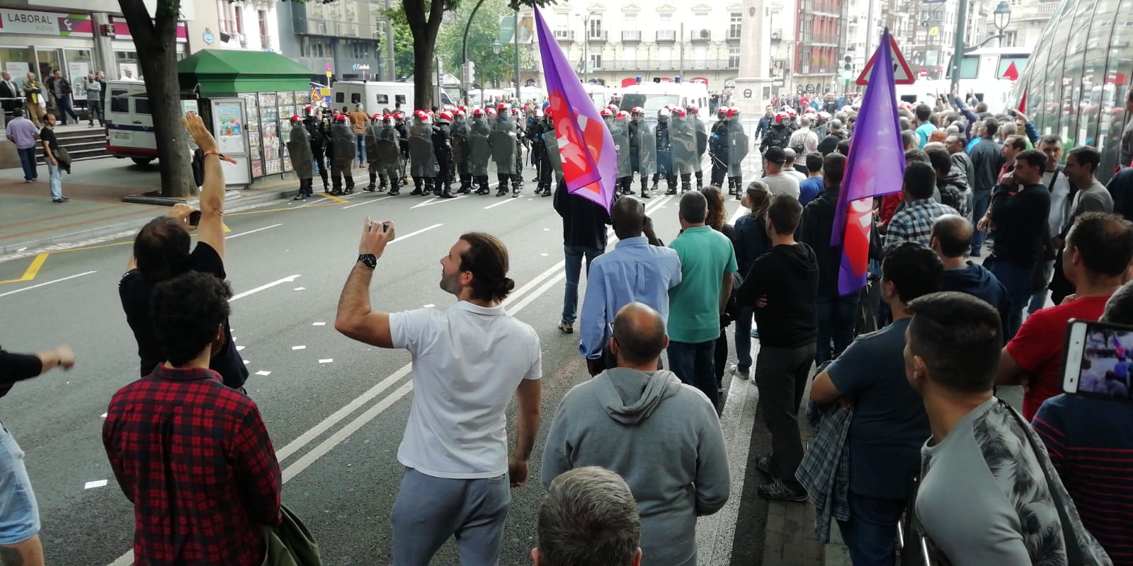 Culminan su ronda de paros y piquetes con una gran marcha y la confianza de que no se repitan los graves incidentes de ayer