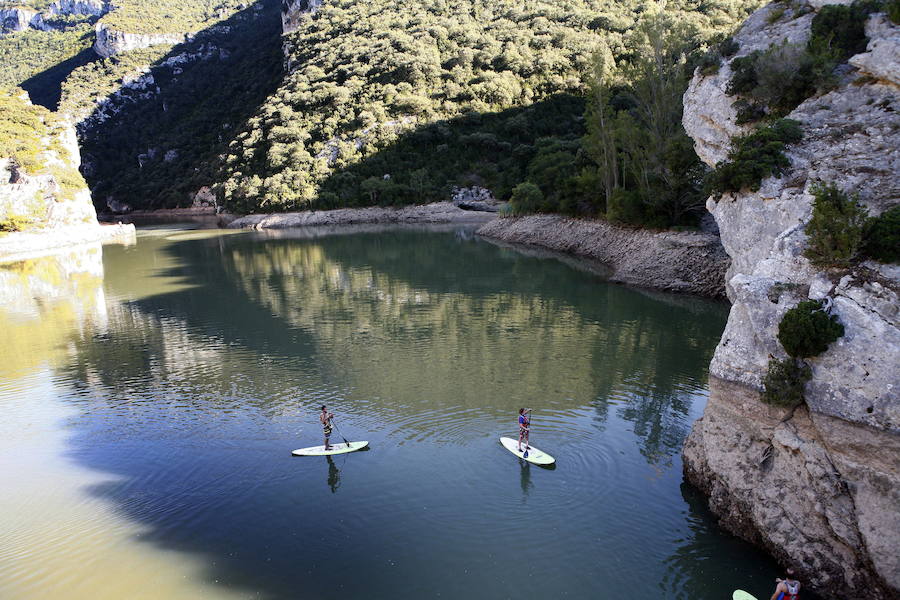 Zona de baño de Sobrón, en el río Ebro.