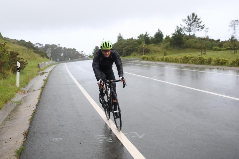 El ciclista vizcaíno, a su paso por San Juan de Gaztelugatxe. 