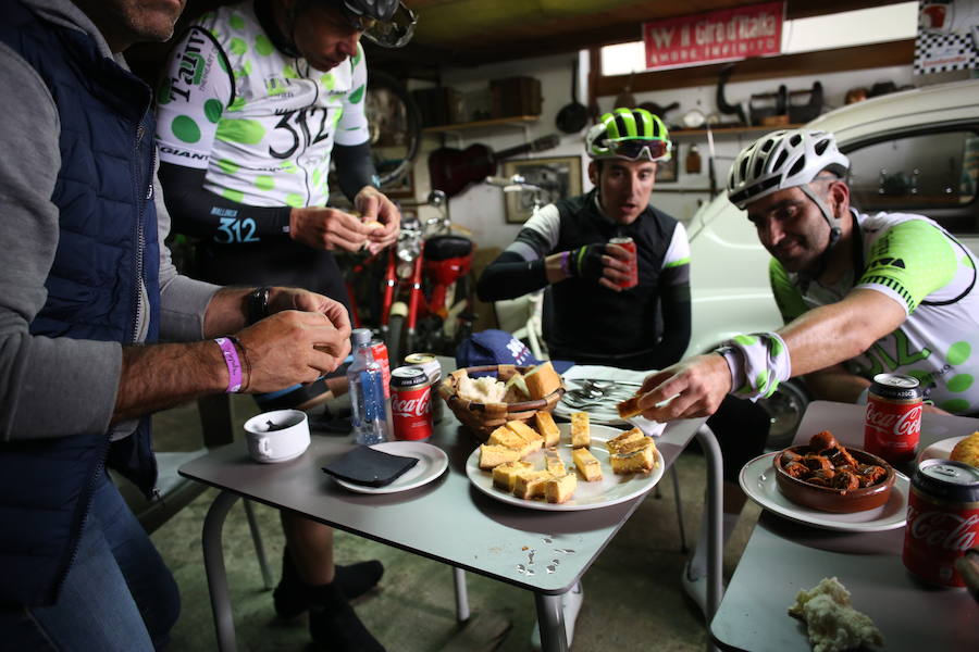 Chorizo, tortilla y cocacolas como avituallamiento.