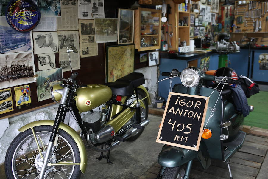 Varias motocicletas en el antiguo taller Lambretta, en Trabakua.