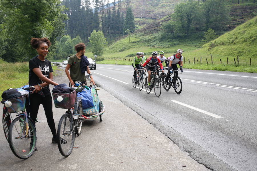 Antón y sus compañeros pasan junto a una pareja que había paado en el arcén con sus bicicletas.