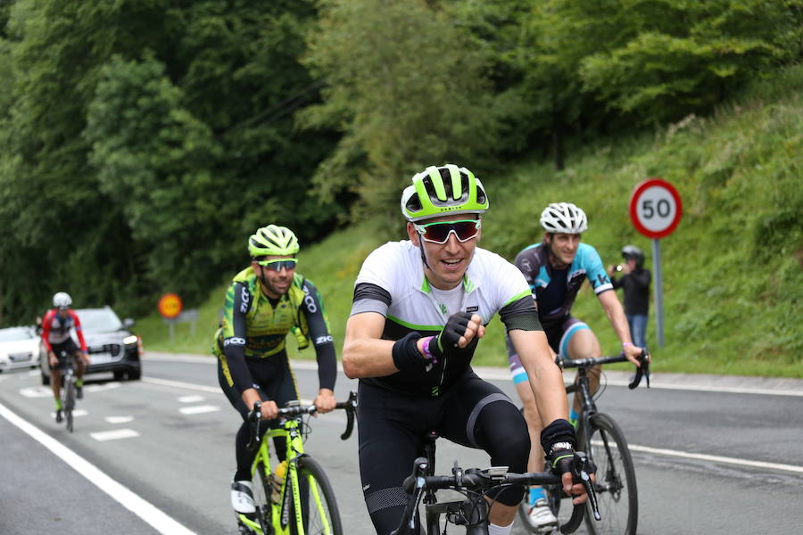 El ciclista junto a Ugarte y Zarrabeitia. 