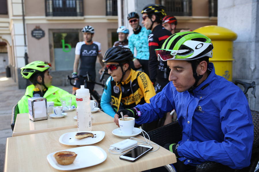 Antón carga su móvil mientras toma un café.