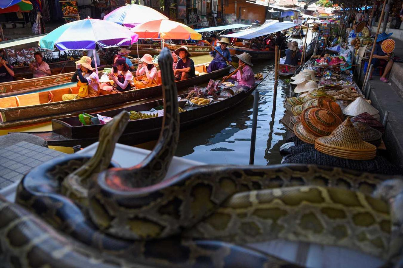 Turistas en el mercado flotante de Damnoen Saduak en Bangkok 