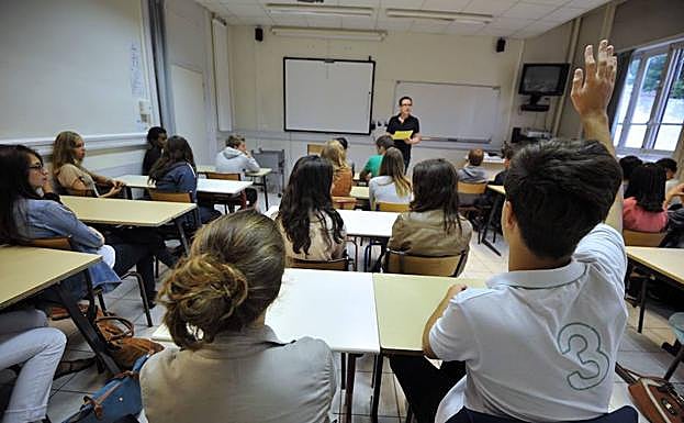 Alumnos atentos a la explicación del profesor.