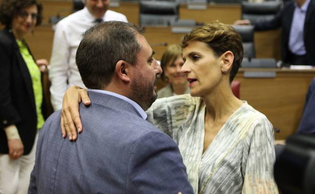 La secretaria general del PSN, María Chivite, abraza a Unai Hualde (Geroa Bai), presidente del Parlamento de Navarra gracias a los votos de su partido.