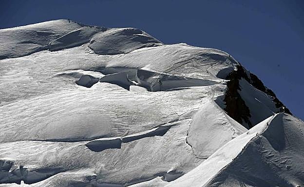 Un grupo de alpinistas afrontan los metros finales de la ascensión al Mont Blanc. 