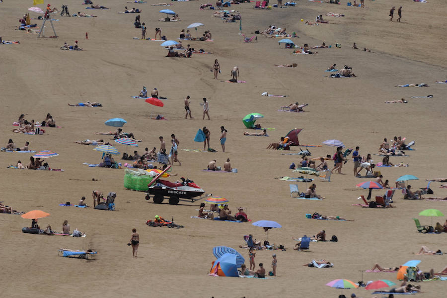 Fotos: Jornada de playa en el estreno del verano en Bizkaia