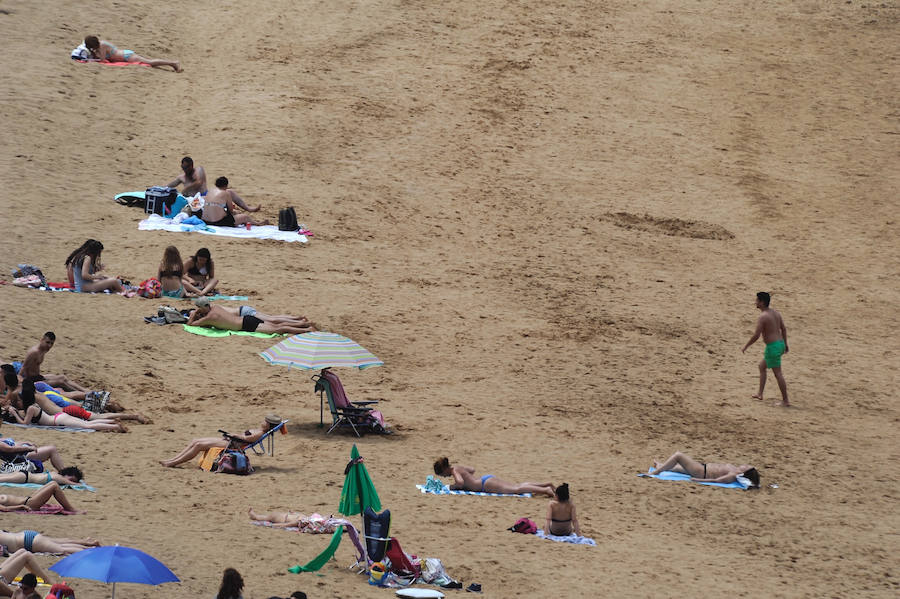 Fotos: Jornada de playa en el estreno del verano en Bizkaia