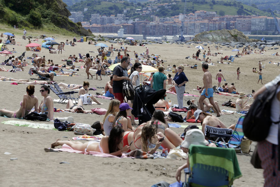 Fotos: Jornada de playa en el estreno del verano en Bizkaia