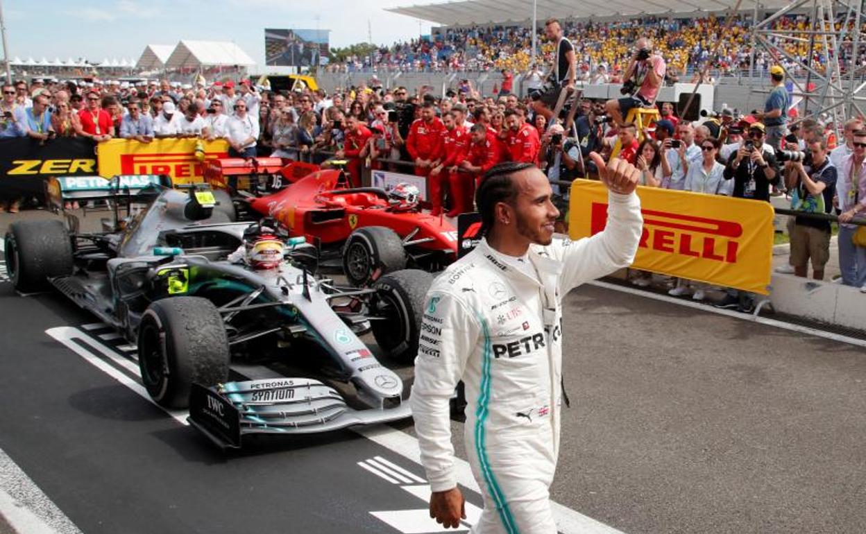 Lewis Hamilton celebra su victoria. 