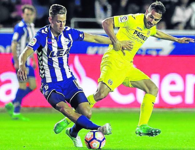 Marcos Llorente, durante su etapa como jugador albiazul, protege la pelota ante Mario Gaspar.