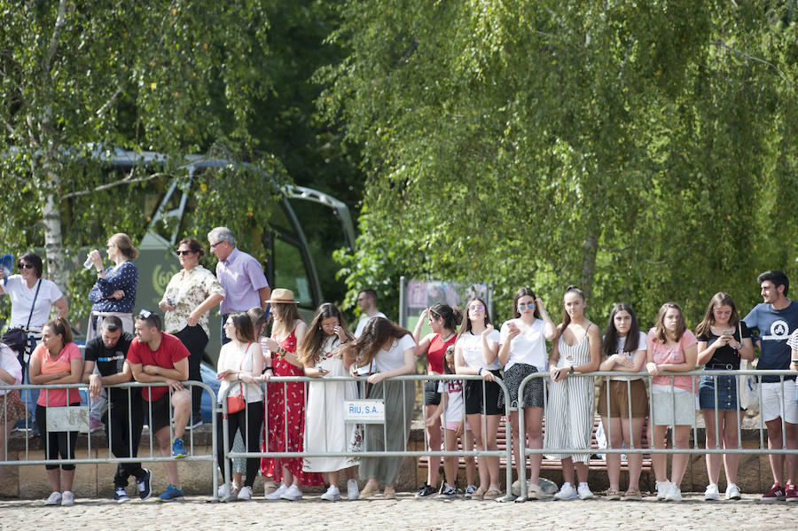 La 'influencer' y el empresario Pablo Castellano se casaron ante centenares de curiosos en la Colegiata de Castañeda