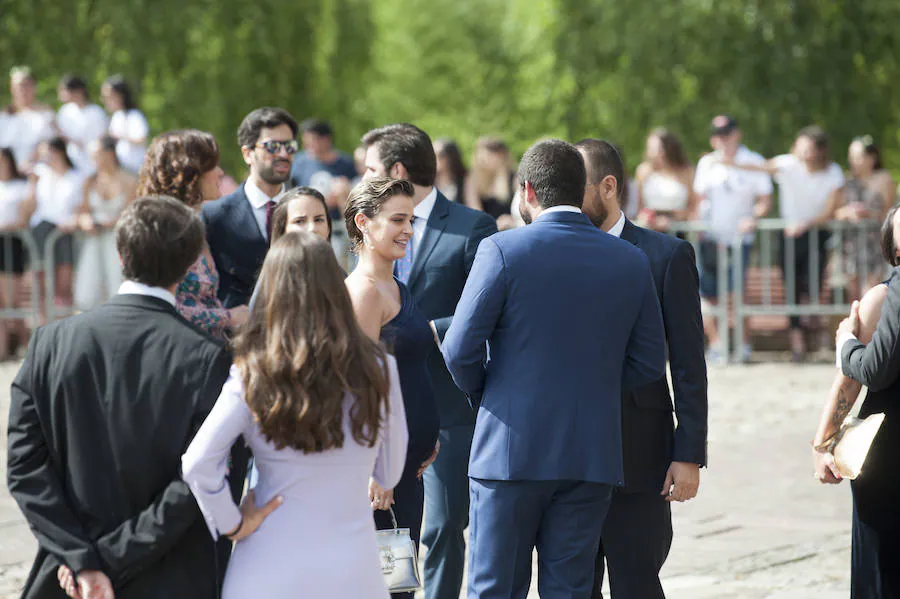 La 'influencer' y el empresario Pablo Castellano se casaron ante centenares de curiosos en la Colegiata de Castañeda