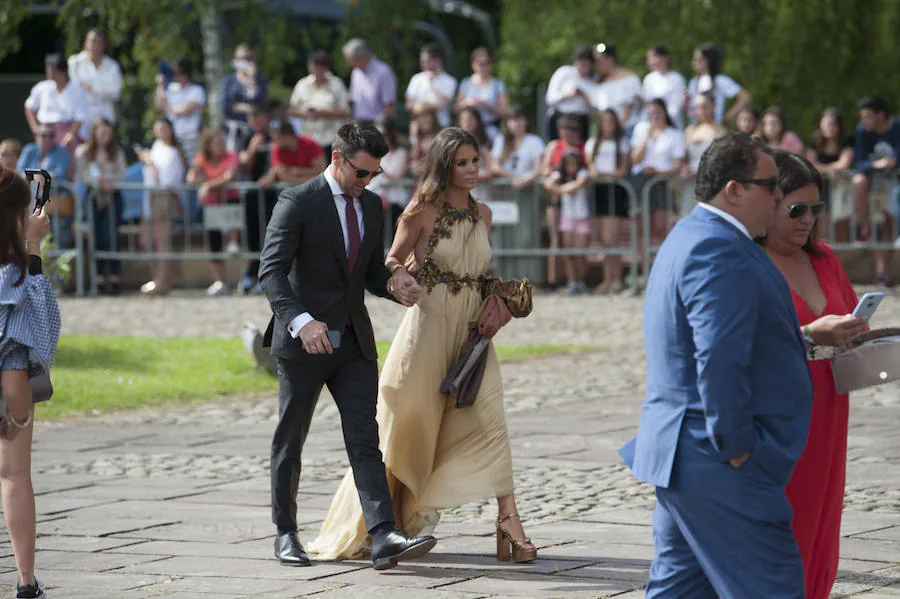 La 'influencer' y el empresario Pablo Castellano se casaron ante centenares de curiosos en la Colegiata de Castañeda