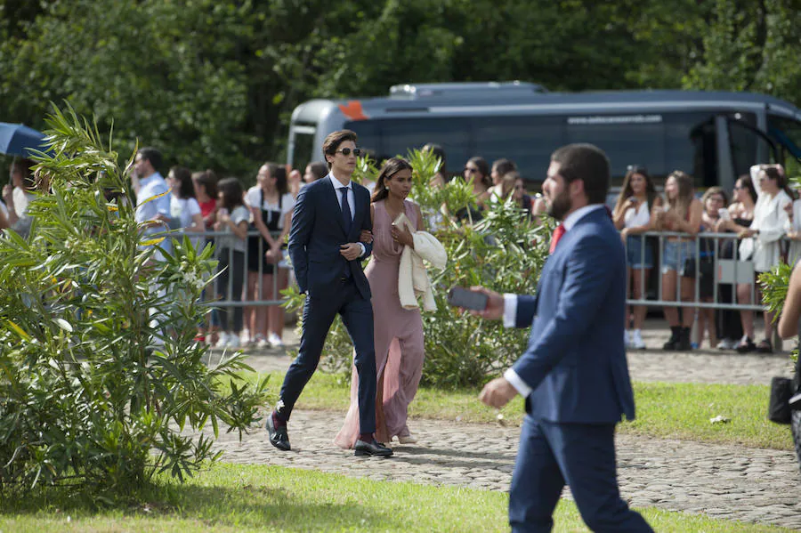 La 'influencer' y el empresario Pablo Castellano se casaron ante centenares de curiosos en la Colegiata de Castañeda