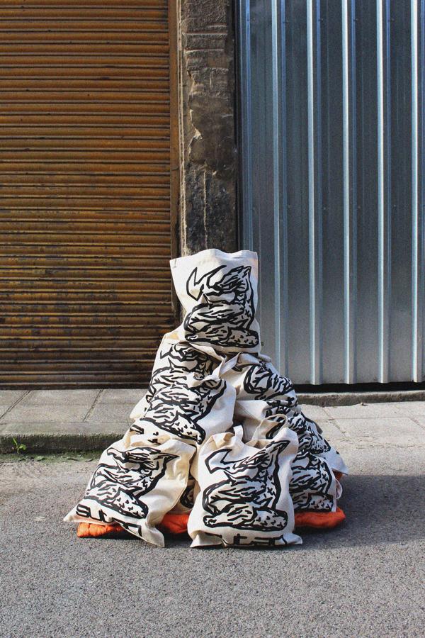 La moda es el nexo de unión entre la bisutería y la decoración 'minimal' en cerámica de Sutan, la firma de Cristina Peraile, Mar de Dios y Urotz Deusto