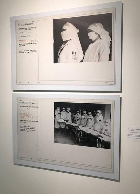 Imagen - Fotografía del 14 de junio donde aparecen dos imágenes (arriba) de unas enfermeras equipadas con mascarillas para combatir la gripe de 1918 en el Hospital de Boston, Massachusetts; y (abajo) de unas trabajadoras de la Cruz Roja preparando mascarillas contra la gripe para soldados en el campamento de Boston, Massachusetts, que forman parte de la galería «Recordando la pandemia de la gripe de 1918», exhibida en el museo de los Centros de Control y Prevención de Enfermedades (CDC) en Atlanta. Marcela Cortés (Efe)