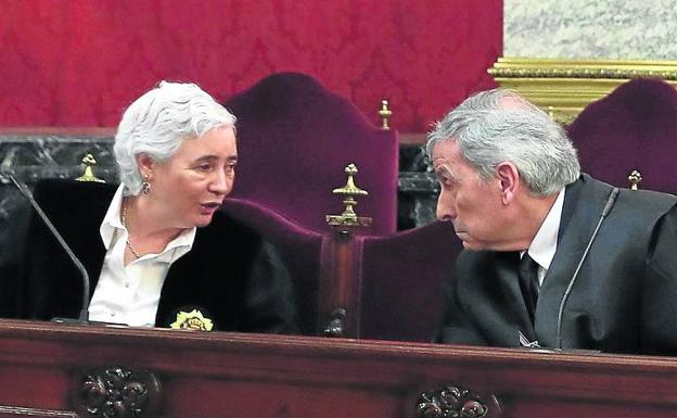 La fiscal Isabel Rodríguez conversa con el abogado de la víctima.