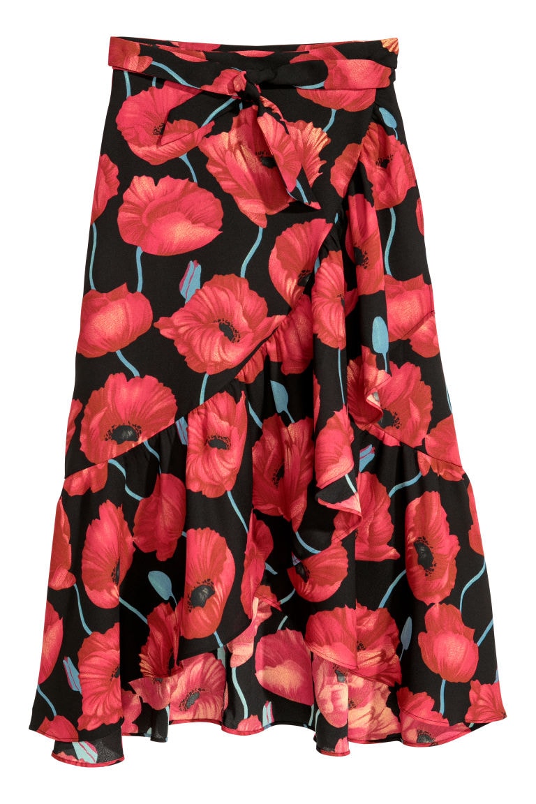 Falda asimétrica con estampado de amapolas, de H&M (15,99 euros).
