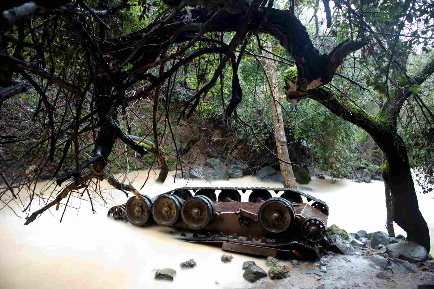 Tanque sirio en el arroyo Hermon, en la Reserva Natural Banias, en el extremo occidental de los Altos del Golán ocupados por Israel. Israel capturó el área, una antigua zona desmilitarizada, en la Guerra de los Seis Días de 1967.