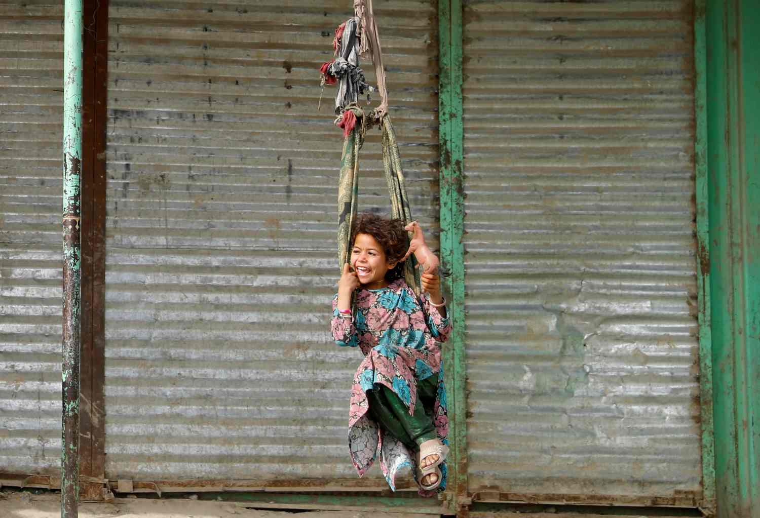 Una niña afgana juega en un columpio en Kabul, Afganistán.