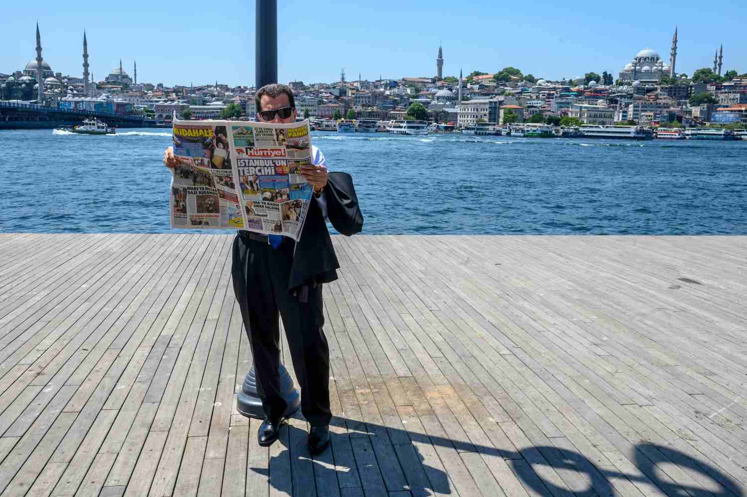 Un hombre lee un periódico después de que se repitieran las elecciones a la alcaldía de Estambul, en Karakoy, Estambul. – El candidato del presidente turco, sufrió una contundente derrota.