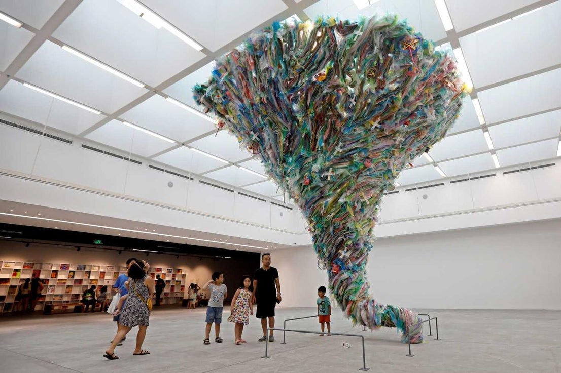 Visitantes observan una obra durante la exposición "Plastic Planet" (lit. Planeta Plástico) en el Centro del Arte Contemporáneo de Vincom (VCCA), en Hanói, Vietnam