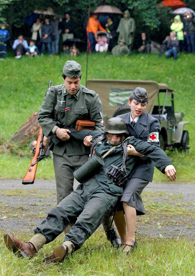 Participantes en la recreación de la batalla de Normandía de la Segunda Guerra Mundial, el bosque de la de La Cebera de Lugones (Asturias