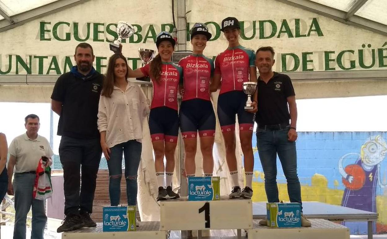 Isabel Martín encabeza el triplete en Elkano