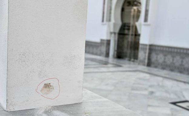 Marcas de disparo en la fachada de una mezquita en Ceuta.