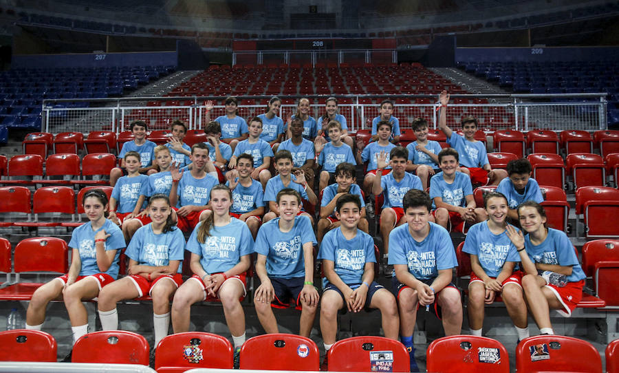 Fotos: Los niños del campus del Baskonia saltan a la cancha