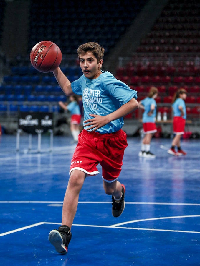 Fotos: Los niños del campus del Baskonia saltan a la cancha