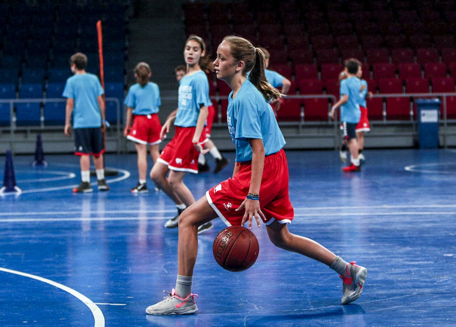 Fotos: Los niños del campus del Baskonia saltan a la cancha