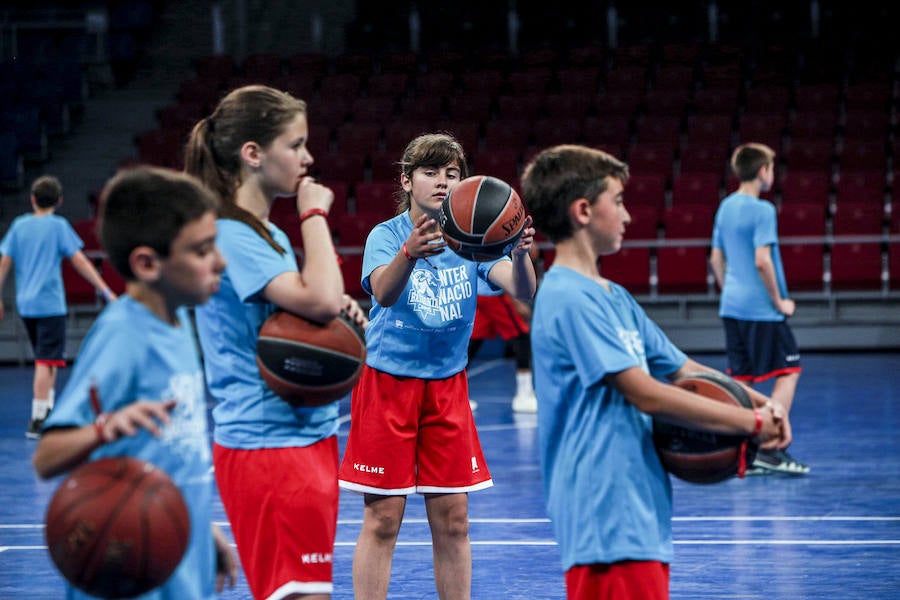 Fotos: Los niños del campus del Baskonia saltan a la cancha
