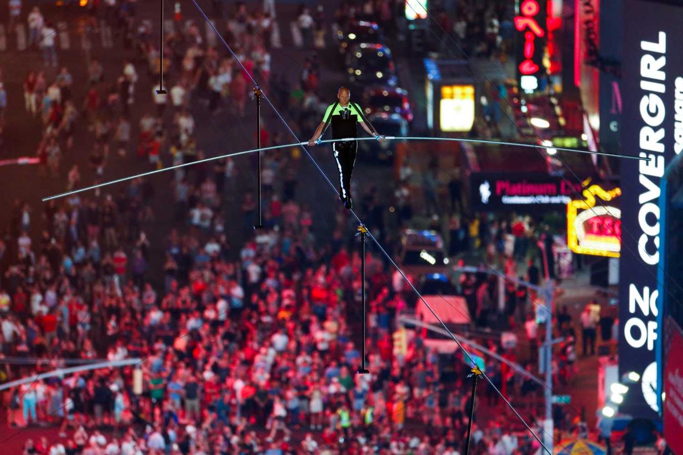 El equilibrista Nik Wallenda sobre Times Square en Nueva York