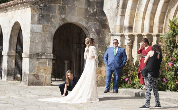 Galería. Colocan el vestido de la novia, con su hermana emocionada y otras tantas imágenes del momento.