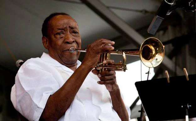 Dave Bartholomew New Orleanseko musika ikurra hil da