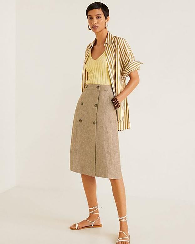 Falda 'midi' de lino con doble botonadura, de Mango (19,99 euros)