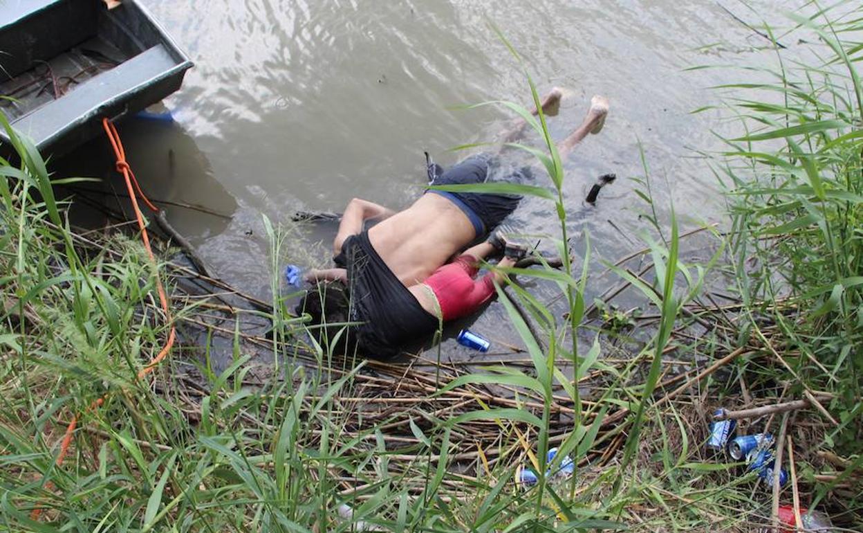Imagen de los cuerpos sin vida de un presunto migrante y su bebé a una orilla del Río Bravo en Matamoros, frontera con EE.UU.