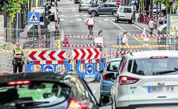 El primer tramo de la calle Pío XII, en la confluencia con Florida, está cortado desde ayer.