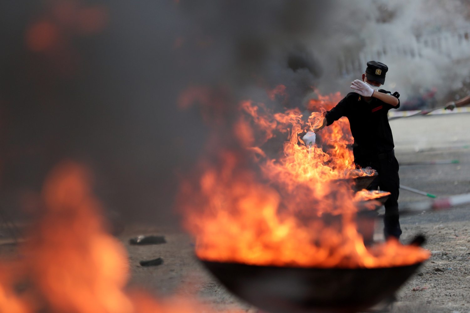 Policías queman pilas de drogas durante una ceremonia de destrucción de narcóticos celebrada para conmemorar el Día Internacional contra el Abuso de Drogas y el Tráfico Ilícito, en la ciudad fronteriza de Mong La, estado de Shan Oriental (Birmania). Alrededor de 1000 kilogramos de drogas por valor de 8 millones de dólares fueron destruidas durante la ceremonia. El Día Internacional contra el Abuso de Drogas y el Tráfico Ilícito se celebra anualmente el 26 de junio, desde 1989. 