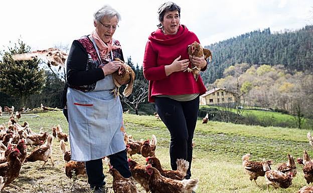 Iratxe Martínez y su ama Teresa, en su granja de gallinas.