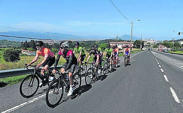 Jonathan Castroviejo, con los jóvenes de la cantera de Punta Galea en la carretera que va de la Universidad de Leioa a Unbe.