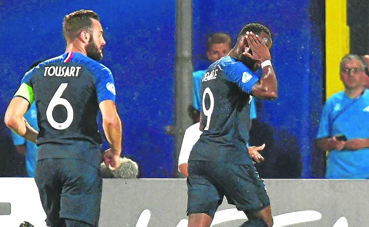 Dembelé celebra uno de los goles marcados en el Europeo, seguido de Tousart. 
