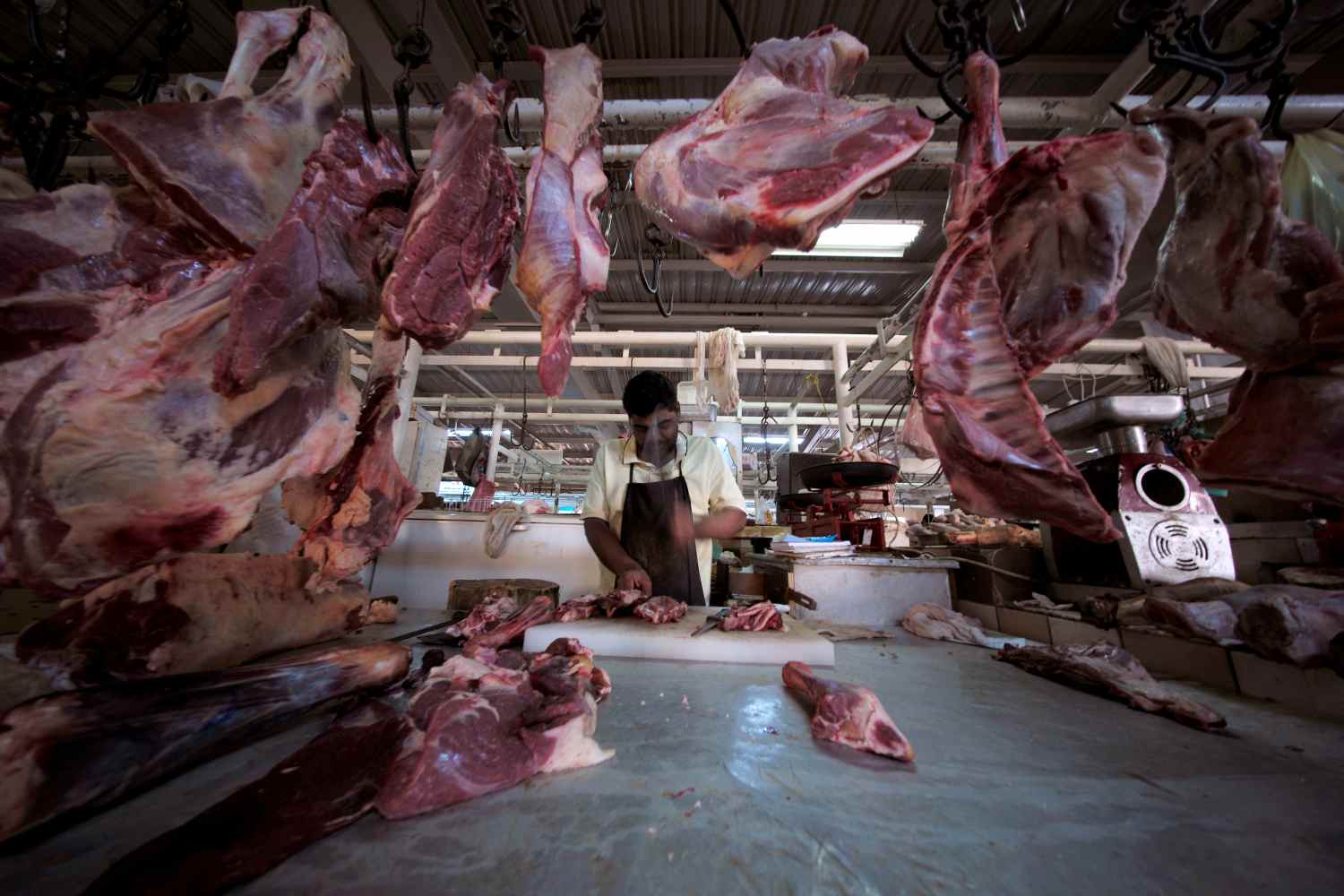 Un carnicero prepara carne durante las primeras horas de la mañana en el mercado central de carne de Bahrein en Manama, Bahrein.